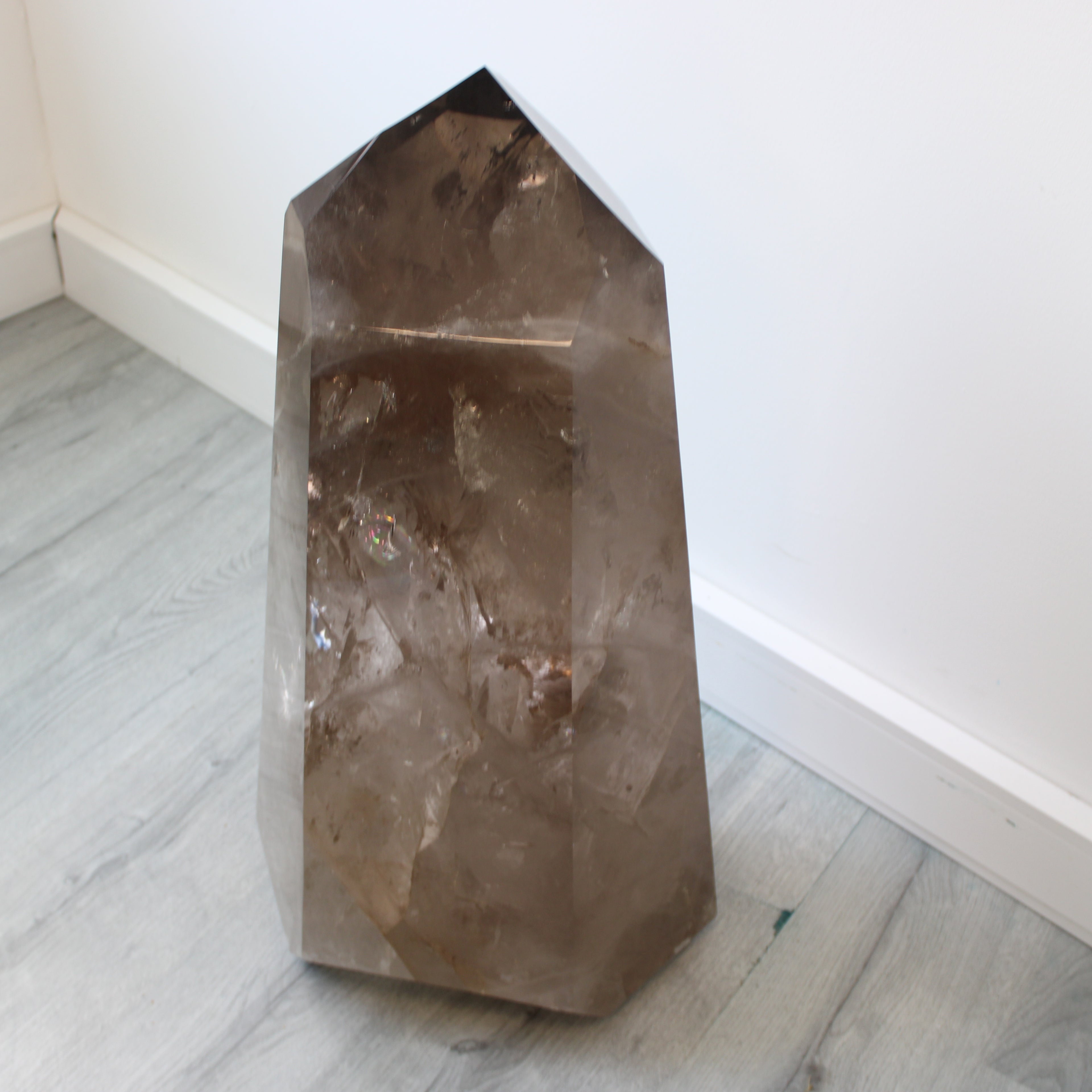 Ponta Gigante de Quartzo Fumado Natural – Monumento Mineral com Energia de Enraizamento